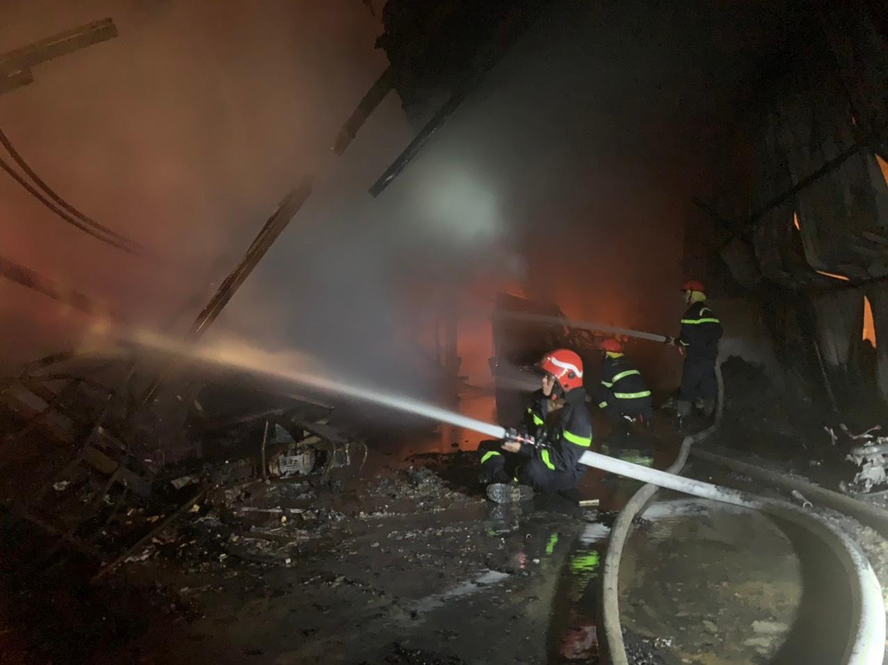 Dập lửa trong xưởng bánh kẹo.