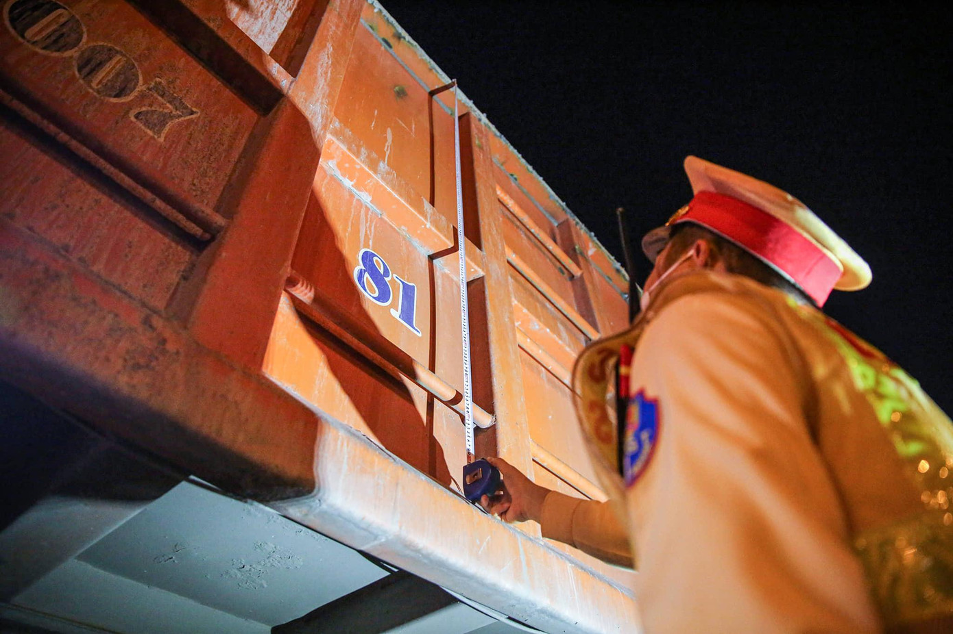 “Tôi biết việc cơi nới thành thùng là vi phạm khi tham gia giao thông. Đồng thời cũng đã “đặt lịch” đi cắt thùng nhưng chưa đến lượt” - tài xế M. phân trần.