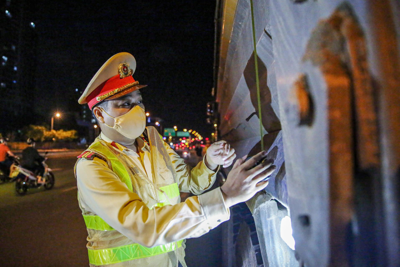 Lực lượng CSGT xử lý xe quá tải, cơi nới thành thùng.