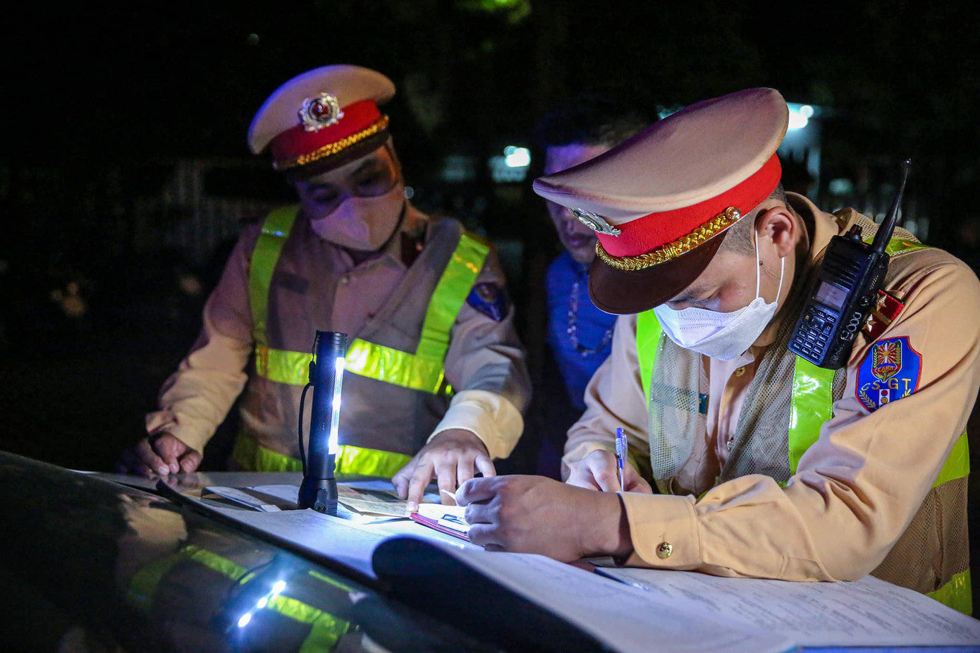 Theo thống kê của Phòng CSGT Hà Nội, từ 20/6 đến 15/7, lực lượng CSGT đã phát hiện, xử lý 532 xe chở quá tải, 49 xe chở quá khổ, 86 ô tô cơi nới thành thùng và buộc tháo, cắt thành thùng cơi nới của 62 xe.