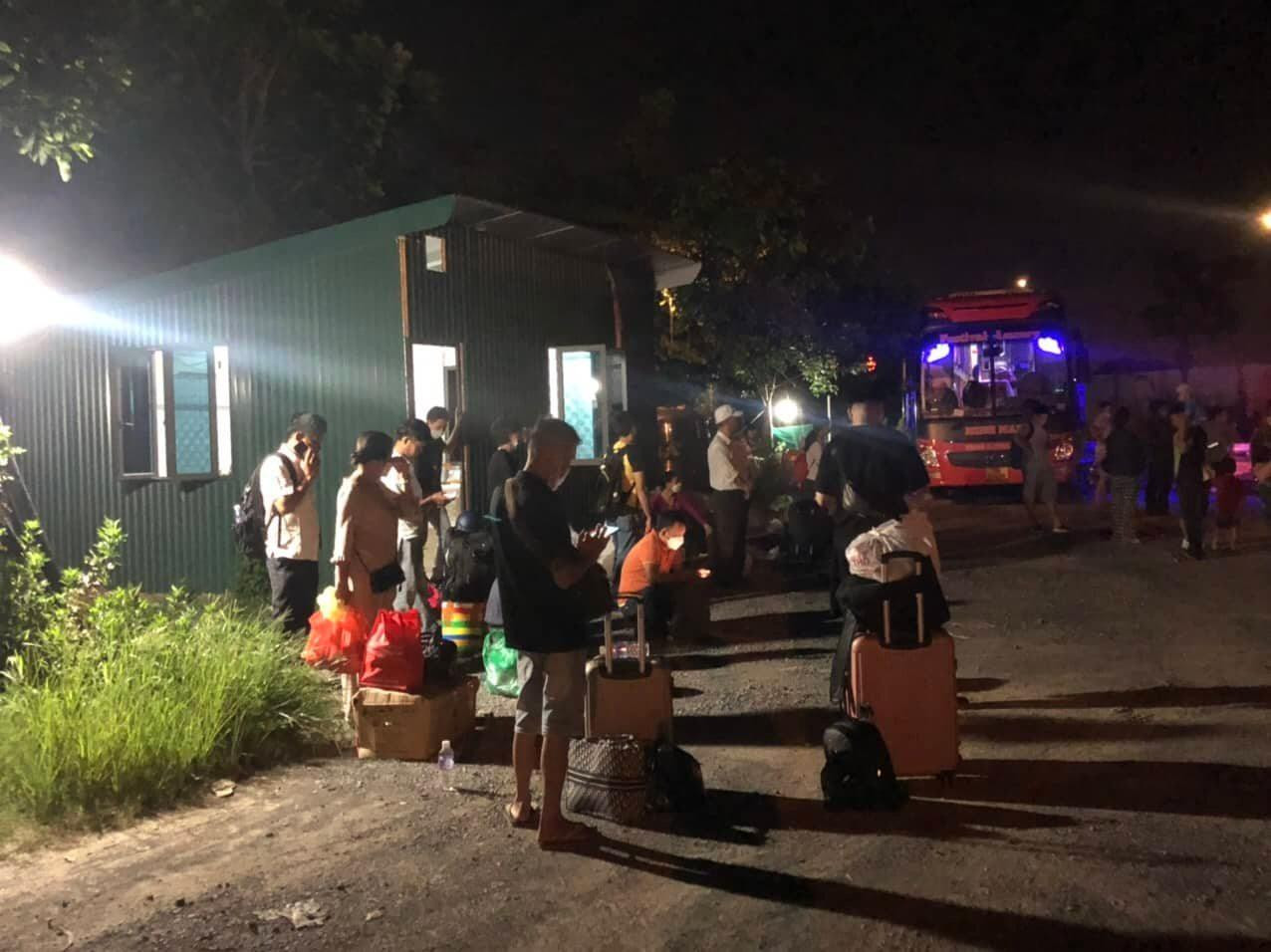 Trên xe chở hàng chục khách.