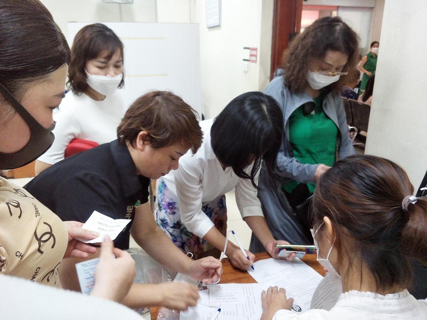 Người dân khai tờ khai làm thủ tục xin cấp hộ chiếu xuất nhập cảnh. Người dân khai tờ khai làm thủ tục xin cấp hộ chiếu xuất nhập cảnh.