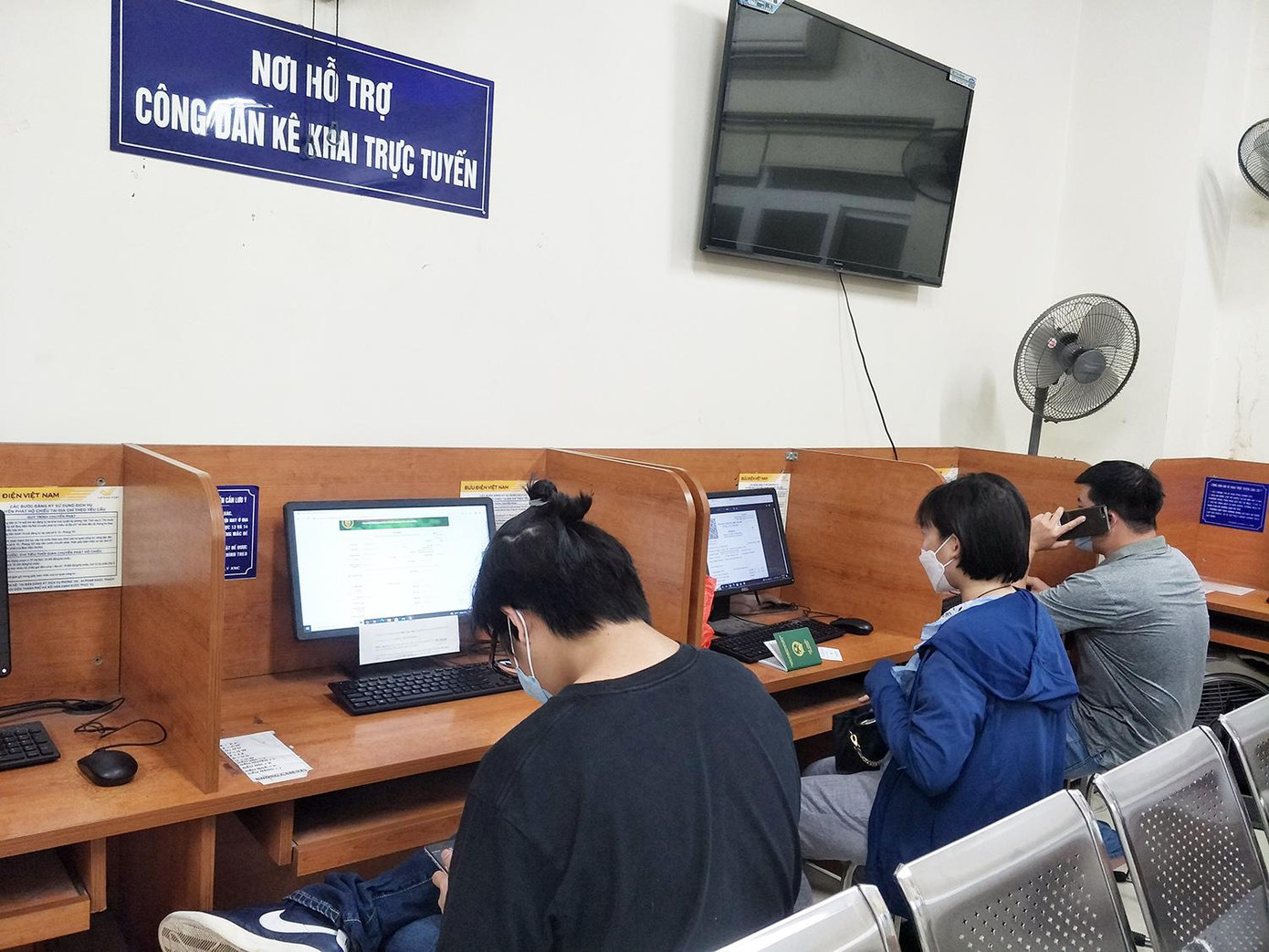 Khi đến làm thủ tục cấp hộ chiếu, người dân được hỗ trợ máy tính để thực hiện trực tuyến. Khi đến làm thủ tục cấp hộ chiếu, người dân được hỗ trợ máy tính để thực hiện trực tuyến.