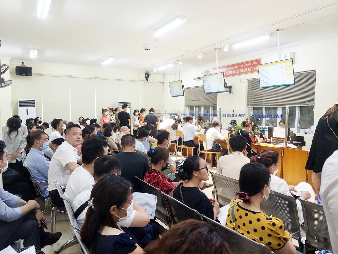 Rất đông người dân đến làm thủ tục cấp hộ chiếu tại Phòng Xuất nhập cảnh Hà Nội vào sáng 5/7. Rất đông người dân đến làm thủ tục cấp hộ chiếu tại Phòng Xuất nhập cảnh Hà Nội vào sáng 5/7.