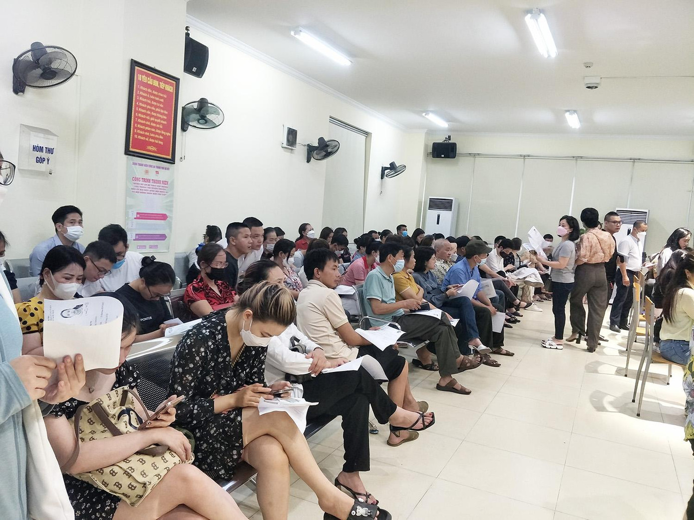 Nhiều người dân phải chờ hàng chục phút mới có thể hoàn tất hồ sơ xin cấp hộ chiếu. Nhiều người dân phải chờ hàng chục phút mới có thể hoàn tất hồ sơ xin cấp hộ chiếu.