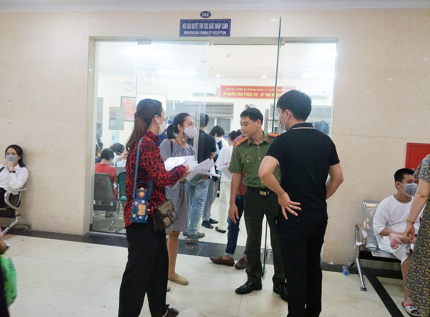 Trước khu vực làm thủ tục xuất nhập cảnh. Trước khu vực làm thủ tục xuất nhập cảnh.