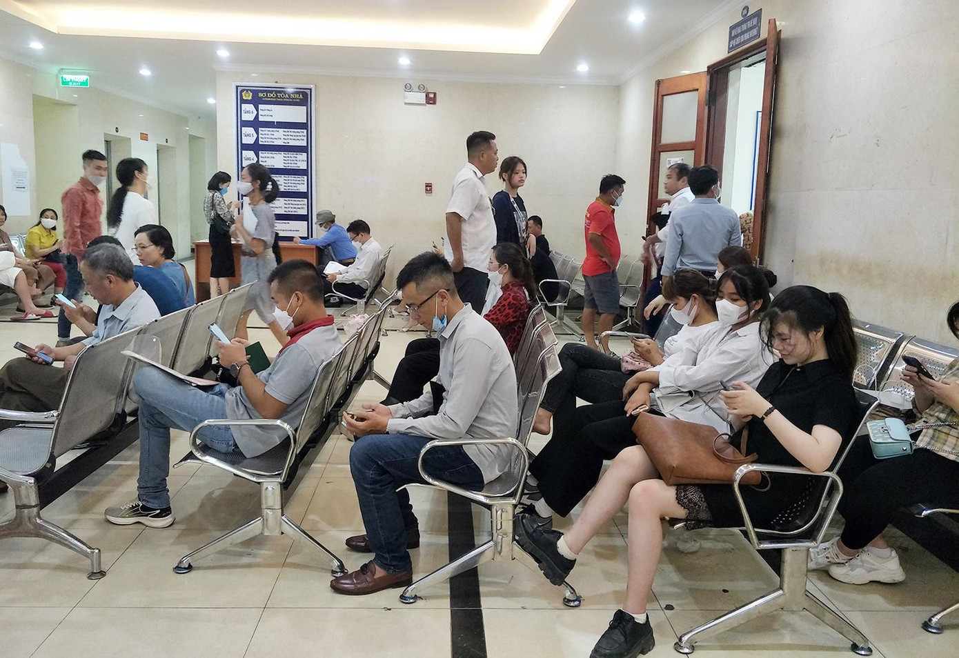 Ngay từ ngoài sảnh, các hàng ghế chờ chật kín người. Ngay từ ngoài sảnh, các hàng ghế chờ chật kín người.