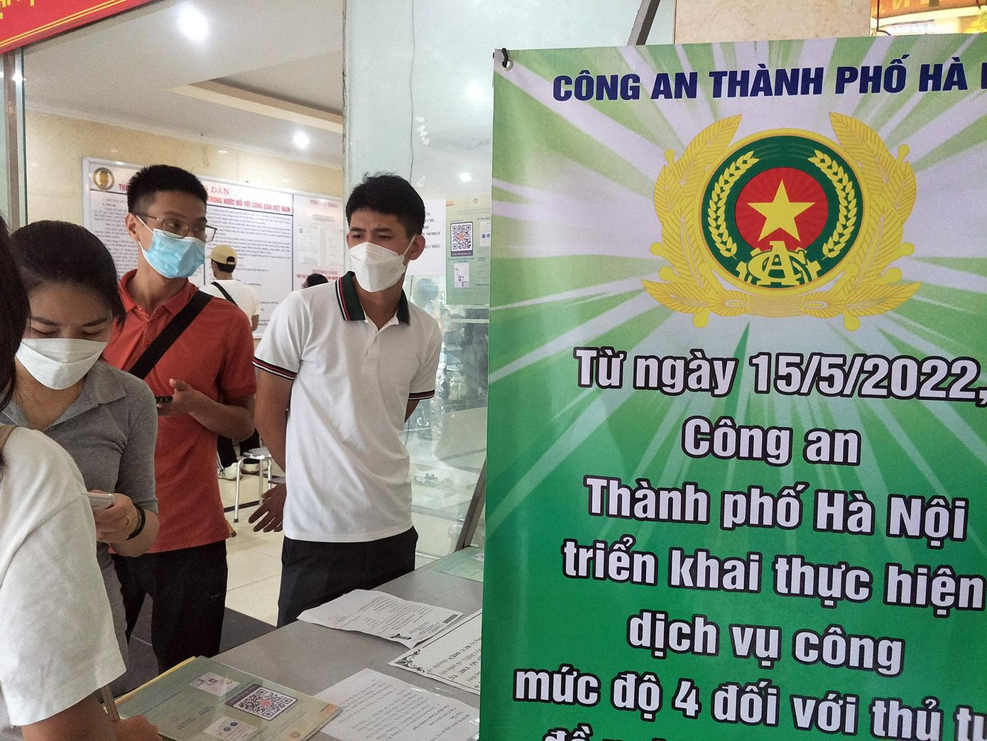 Từ ngày 15/5, Công an TP Hà Nội triển khai dịch vụ công mức độ 4 do đó người dân có thể thực hiện thủ tục qua mạng. Từ ngày 15/5, Công an TP Hà Nội triển khai dịch vụ công mức độ 4 do đó người dân có thể thực hiện thủ tục qua mạng.