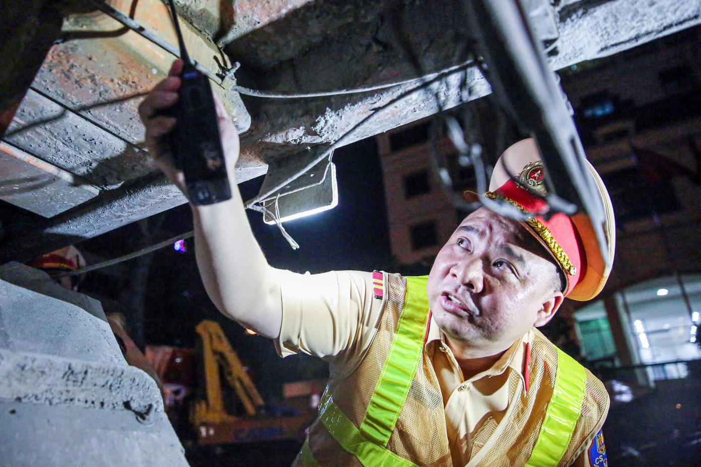 Thiếu tá Trần Quang Chinh - Đội phó Đội CSGT đường bộ số 6 cho biết, sau gần 1 tháng thực hiện cao điểm xử lý xe quá tải, cơi nới thành thùng hầu hết các chủ phương tiện đã chấp hành nhưng cũng có 1 số vẫn cố tình vi phạm.