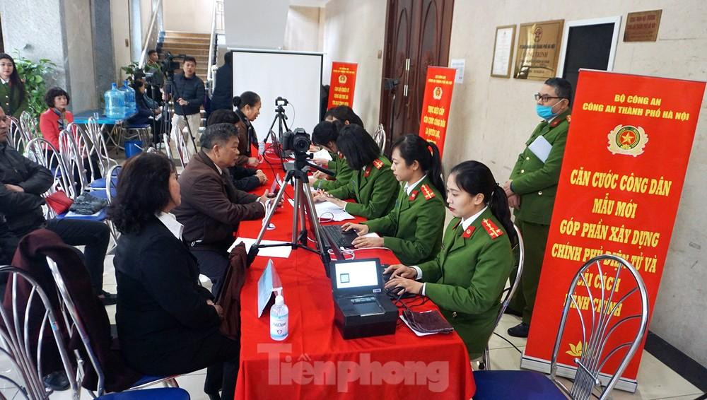 Công an TP Hà Nội triển khai cấp CCCD gắn chip cho người dân. Ảnh: Thanh Hà Công an TP Hà Nội triển khai cấp CCCD gắn chip cho người dân. Ảnh: Thanh Hà
