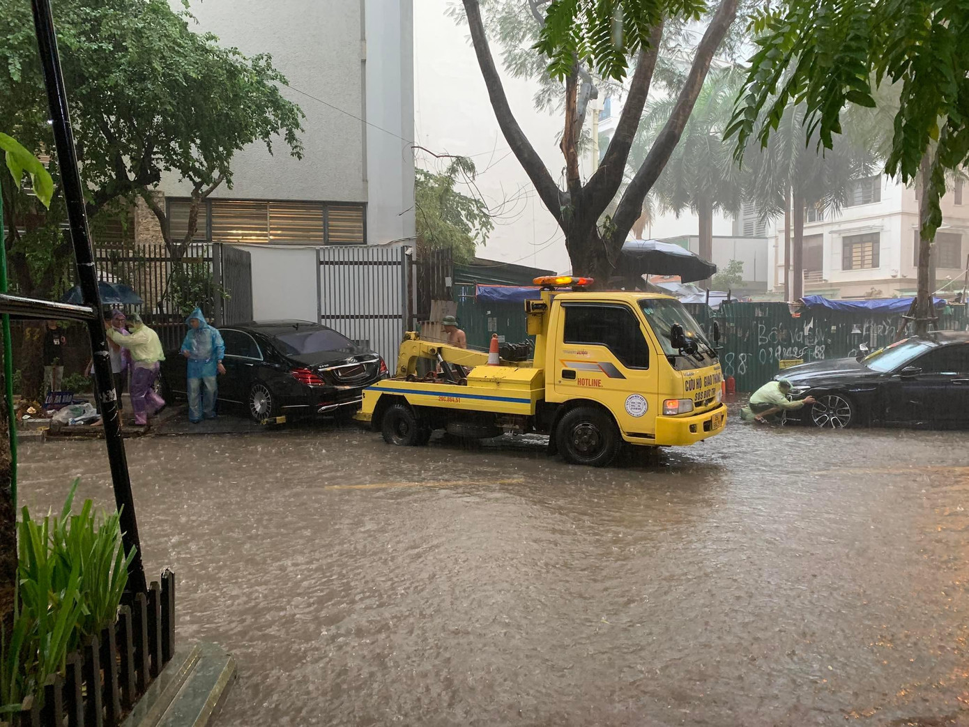 Xe cẩu di chuyển các phương tiện bị nạn khỏi hiện trường.