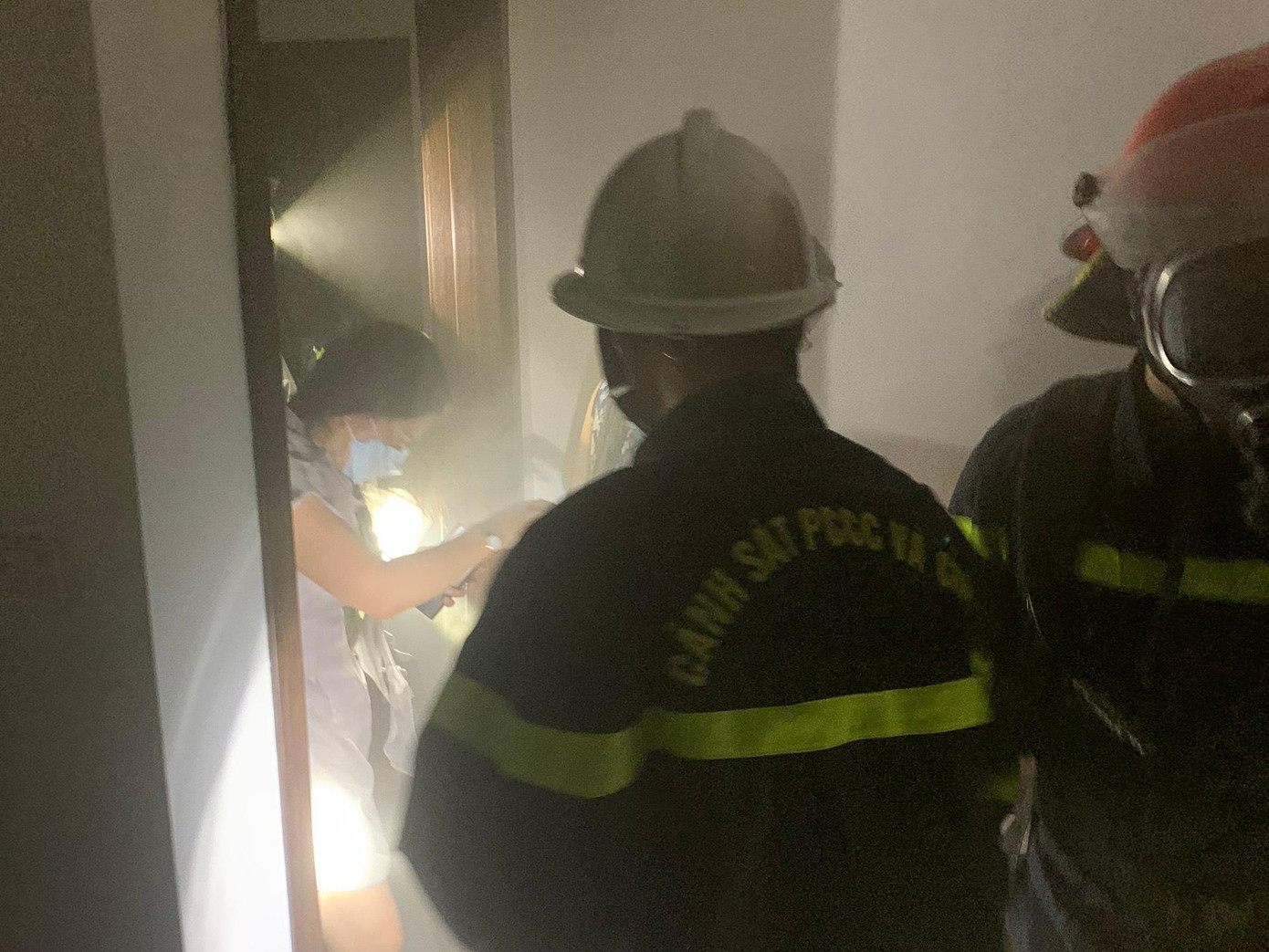 Lực lượng PCCC tiếp cận ngôi nhà chữa cháy, hướng dẫn người dân thoát nạn.