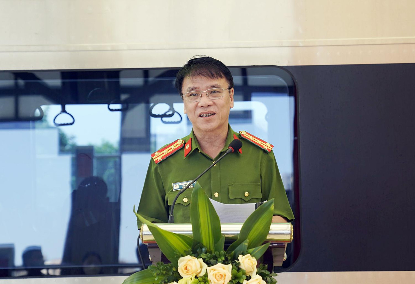 Đại tá Trần Ngọc Dương – Phó Giám đốc Công an TP Hà Nội cho biết, tình huống diễn tập ngày hôm nay là một trong các tình huống cháy, nổ, tai nạn có thể xảy ra trong thực tế mà công an thành phố đã nghiên cứu xây dựng phương án ứng phó và là một cơ hội tốt để các lực lượng tham gia phối hợp trên thực địa có thể rèn luyện kỹ năng, trau dồi kinh nghiệm thực tiễn, đặc biệt là nâng cao năng lực chỉ huy điều hành của các đồng chí chỉ huy chữa cháy và CNCH; thiết lập cơ chế phối hợp hiệp đồng giữa lực lượng Cảnh sát PCCC&CNCH với các lực lượng tham gia xử lý tình huống cháy, nổ, góp phần đảm bảo an toàn PCCC trên địa bàn Thủ đô.