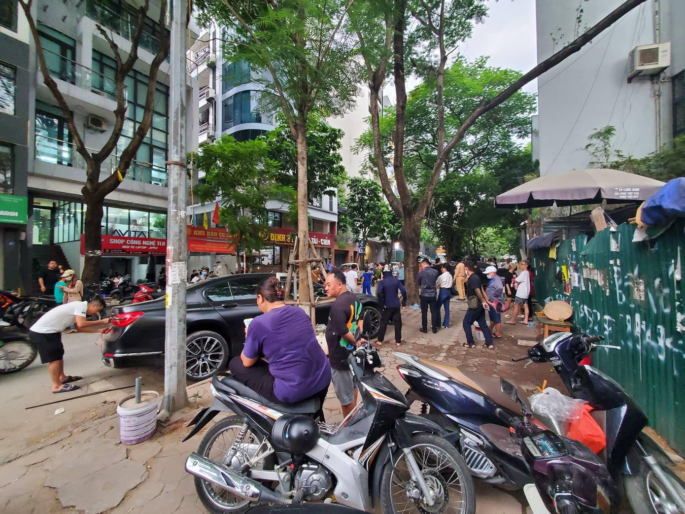 Hai chiếc xe tiền tỷ hư hỏng.