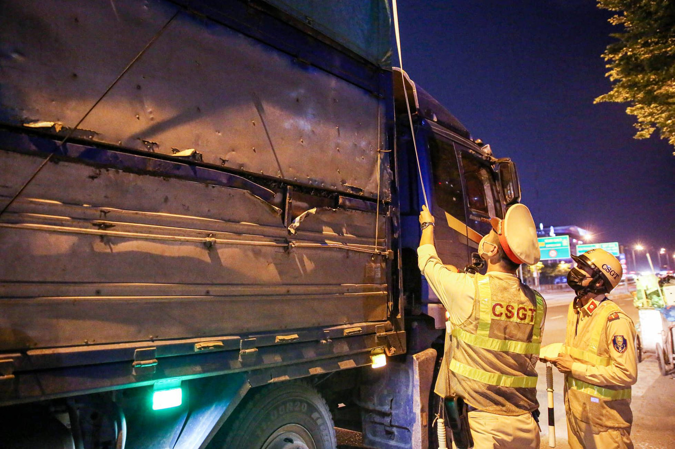 Ban đêm là thời điểm các phương tiện vận chuyển vật liệu xây dựng, hàng hoá hoạt động mạnh.