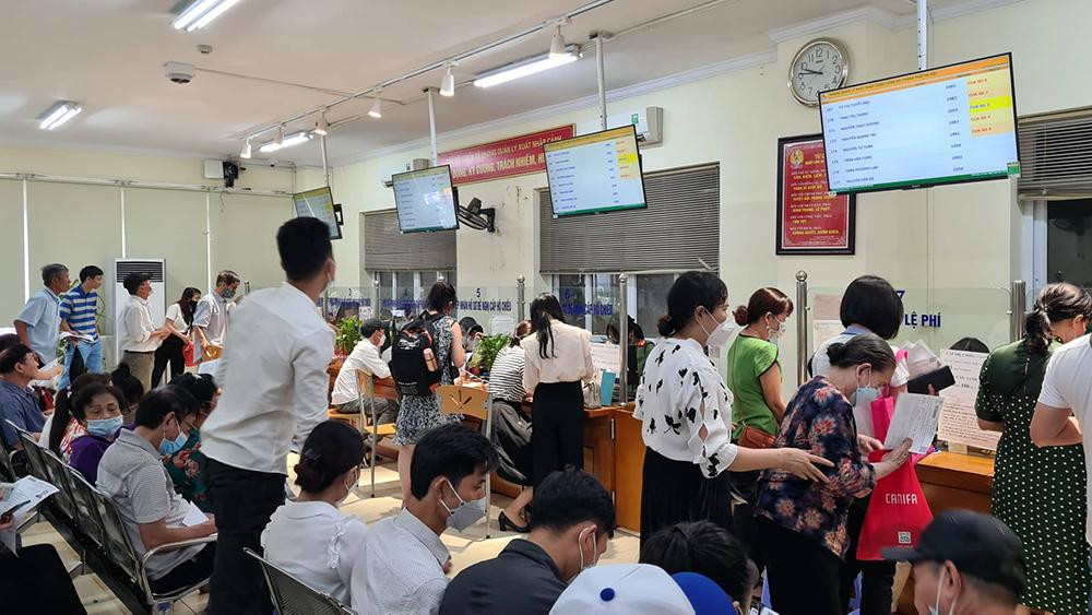 Ngày 1/7, rất đông người dân đến làm thủ tục cấp hộ chiếu phổ thông không gắn chip theo mẫu mới tại Phòng Quản lý xuất nhập cảnh (Công an thành phố Hà Nội).