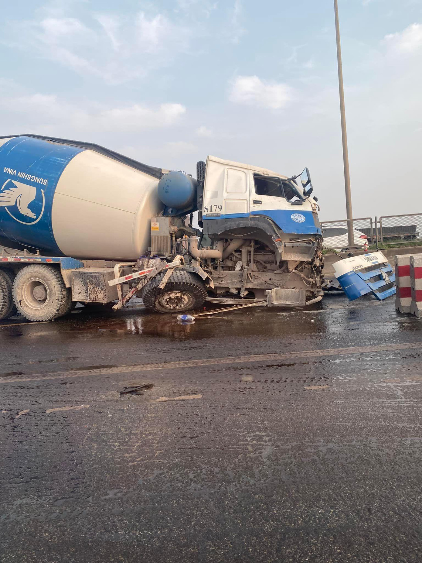 Xe bồn bị hư hỏng nặng.