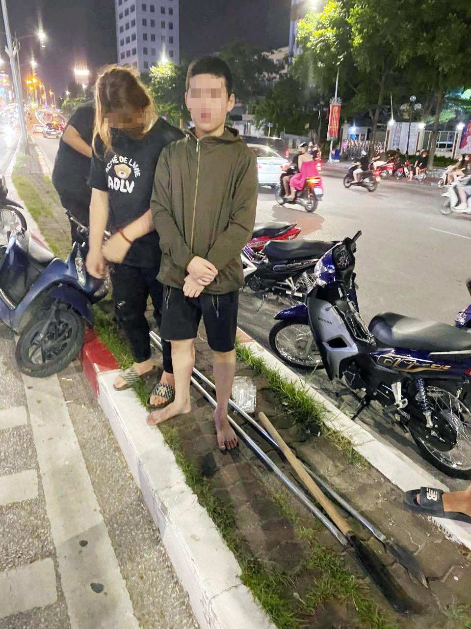 Hai "phóng lợn" dài cùng dao quắm bị thu giữ. Hai "phóng lợn" dài cùng dao quắm bị thu giữ.