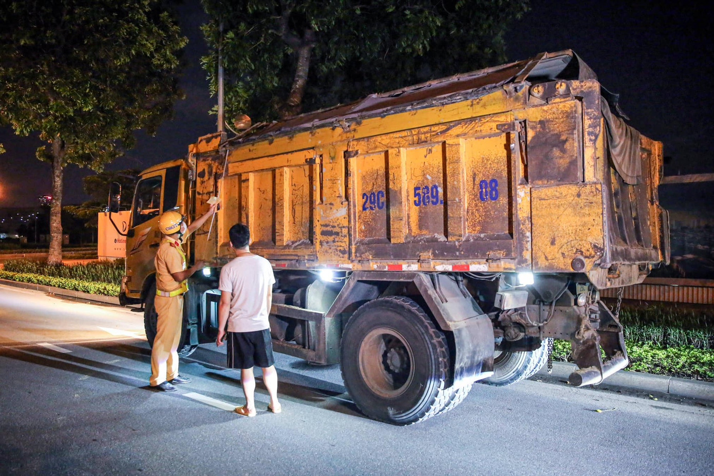 Nắm bắt việc nhiều xe quá tải tìm cách né chốt xử lý vào ban ngày, đêm 15/7 rạng sáng 16/7, nhiều tổ công tác Đội CSGT đường bộ số 6 (Phòng CSGT, Công an TP Hà Nội) đồng loạt triển khai tuần tra kết hợp lập chốt xử lý các trường hợp xe cơi nới thành thùng, chở quá tải trọng cho phép trên nhiều tuyến đường thuộc địa bàn quản lý.