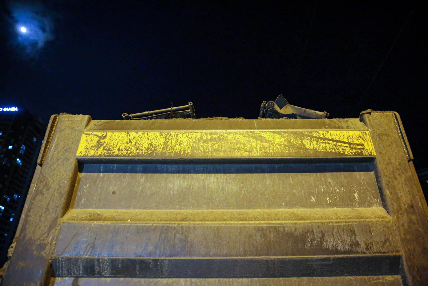 Xe chở vật liệu xây dựng vượt quá thành thùng làm rơi vãi xuống đường gây mất an toàn giao thông.