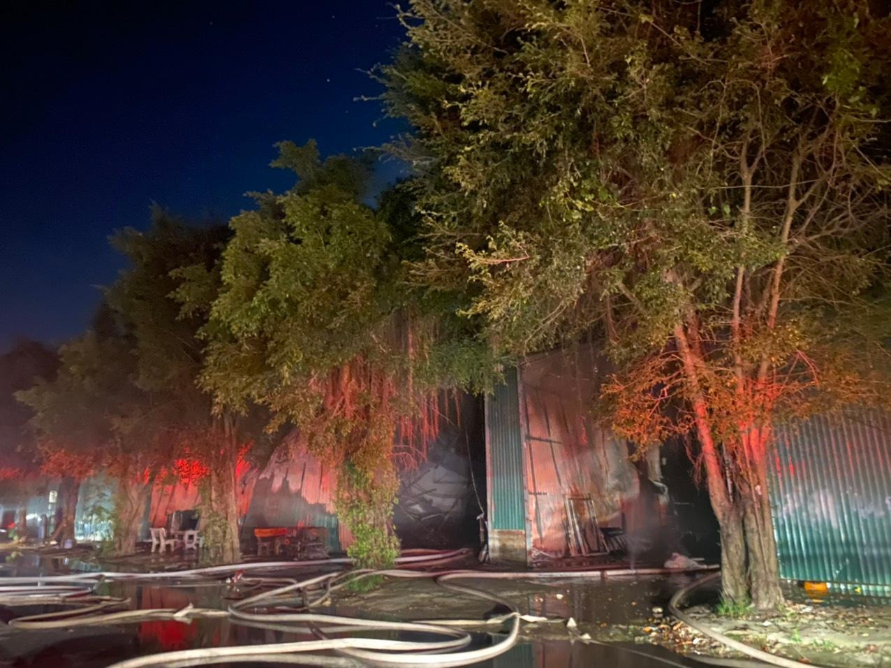 Khu vực xảy ra cháy rộng hơn 300m2.