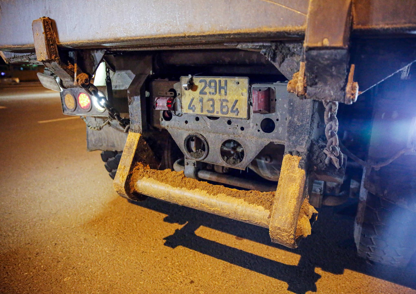 Theo Đội CSGT đường bộ số 6, sau gần một tháng triển khai cao điểm xử lý xe cơi nới thành thùng, chở quá tải trọng cho phép, đơn vị nhận định sẽ có một số nhà xe, chủ xe chở vật liệu xây dựng, hàng hoá,… vi phạm sẽ tìm các tuyến đường nhỏ, chạy vào ban đêm để tránh bị xử lý.