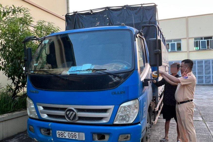 Xe ô tô bị tạm giữ 7 ngày. Xe ô tô bị tạm giữ 7 ngày.