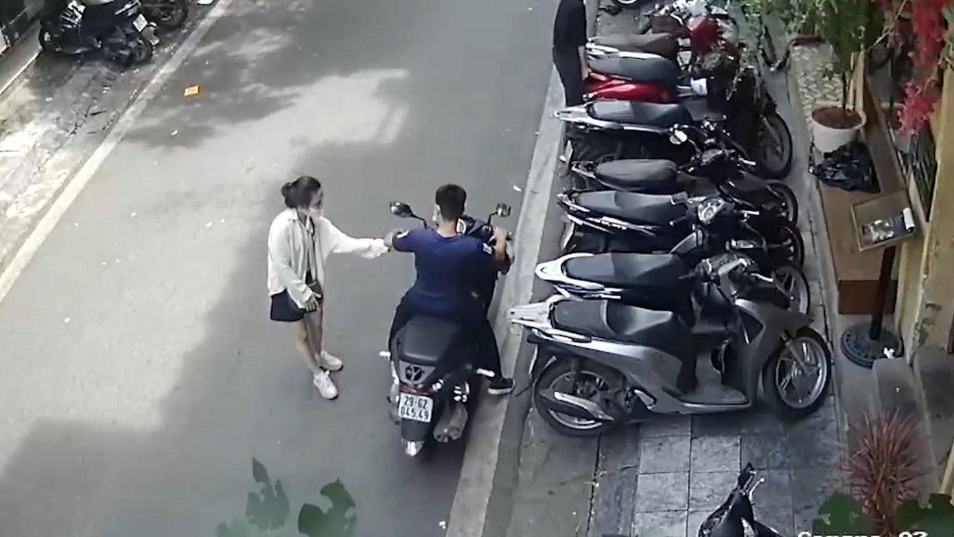 Hình ảnh nhân viên bảo vệ ngồi lên chiếc xe phóng đi mất. Hình ảnh nhân viên bảo vệ ngồi lên chiếc xe phóng đi mất.