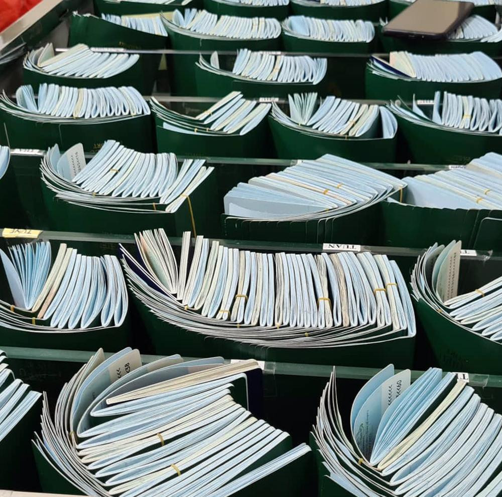 Vẫn theo Bộ Công an, công dân đã được cấp hộ chiếu mẫu cũ trước ngày 1/7/2022 sẽ tiếp tục sử dụng đến hết thời hạn ghi trong hộ chiếu. Hộ chiếu mẫu cũ cấp sau ngày 1/7/2022 sẽ không có giá trị.