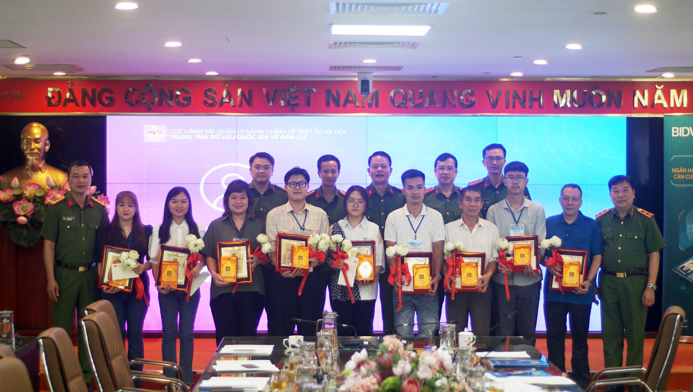 Người dân có thể đăng ký tài khoản ứng dụng VneID tại nhà. Người dân có thể đăng ký tài khoản ứng dụng VneID tại nhà.