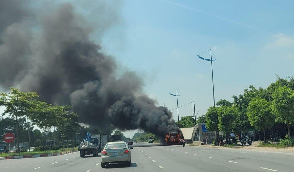 Xe khách cháy ngùn ngụt trên đường. Ảnh: FB