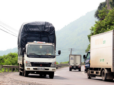 Phương tiện lưu thông đông đúc trên đường Đèo Cả. Ảnh: N.H