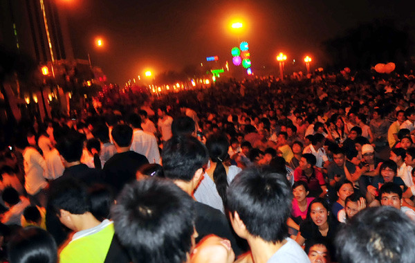 Trước đó, từ 6 giờ chiều 10 - 10, đường vào sân vận động Mỹ Đình cũng đã ken đặc người. Trước đó đường và sân vận động Mỹ Đình cũng đã ken đặc người.