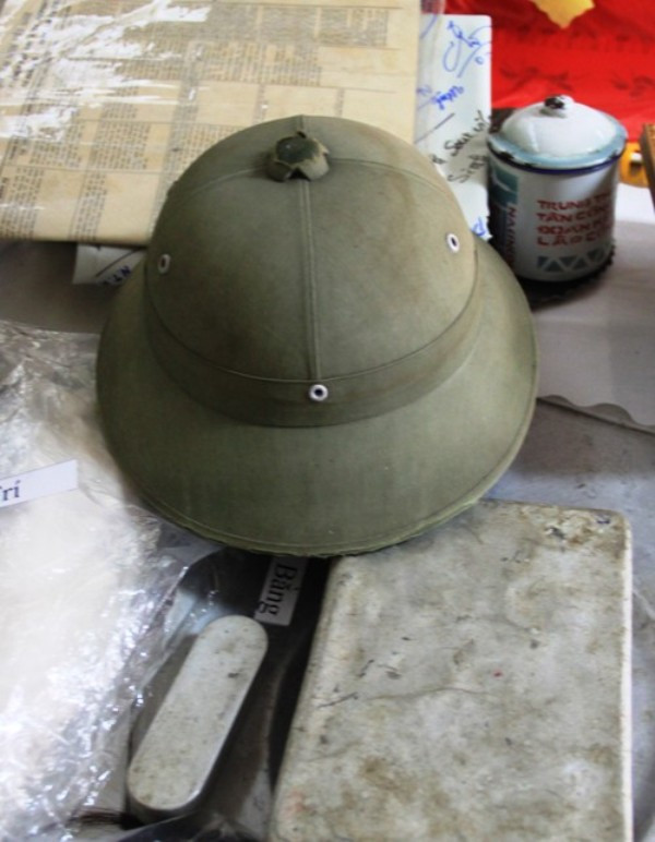 Chiếc mũ cối kỷ vật của ông Phạm Thanh Ba (sinh 1932, Điện Bàn, Quảng Nam), từng là Chánh văn phòng Đặc khu ủy Quảng Đà, chánh văn phòng tỉnh ủy Quảng Nam, rồi quyền Chủ tịch UBND TP.Đà Nẵng. Đây là 1 trong 7 kỷ vật ông hiến tặng: hộp kim tiêm, mũ cối, bài thơ, gùi, quai rút dép..