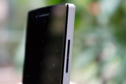 Rìa phải là phím tăng giảm âm lượng