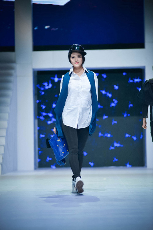 Á hậu Hoàng Anh rất phù hợp với phong cách thời trang cá tính nhờ vẻ trẻ trung, năng động