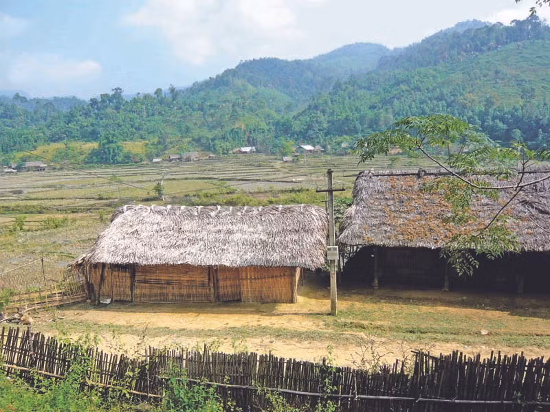 Bản người Thủy dưới đỉnh núi Pù Chậu. Ảnh: Phong Cầm