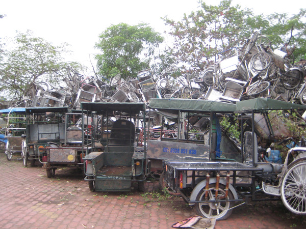 Phương tiện bị thu giữ phơi mưa nắng ở điểm giữ xe Bồ Đề