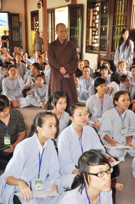 Thượng tọa Thích Bảo Nghiêm (đứng) cùng các bạn trẻ tham dự khóa tu. Ảnh: chuabang.com