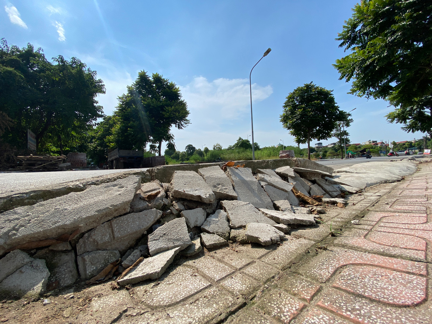 Lãnh đạo UBND phường Long Biên cho biết, về việc này Tổ quản lý trật tự xây dựng phường Long Biên đã lập biên bản vi phạm hành chính Công ty TNHH Thương mại và Xây dựng Dulex Hà Nội với hành vi tổ chức thi công xây dựng công trình vi phạm quy định về quản lý chất lượng công trình xây dựng.Cụ thể: gây sạt lở, lún nứt vỉa hè tuyến đường Cổ Linh và tuyến đường từ Cổ Linh vào khu dân cư tổ 5,7 Tư Đình; hư hỏng hạ tầng tuyến đường Trần Đăng Khoa; gây nứt gãy mặt đường bê tông astphal đường Cổ Linh.