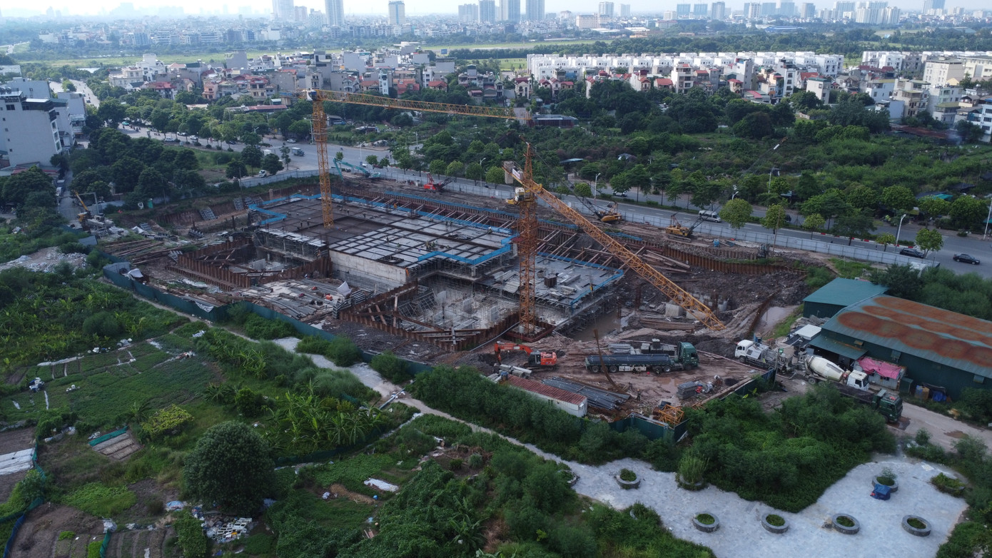 Tuy nhiên, Chủ tịch phường không đủ thẩm quyền xử phạt, do đó ngày 29/7, UBND phường Long Biên có văn bản chuyển hồ sơ vi phạm của Công ty TNHH Thương mại và Xây dựng Dulex Hà Nội lên UBND quận Long Biên để xử lý theo thẩm quyền.