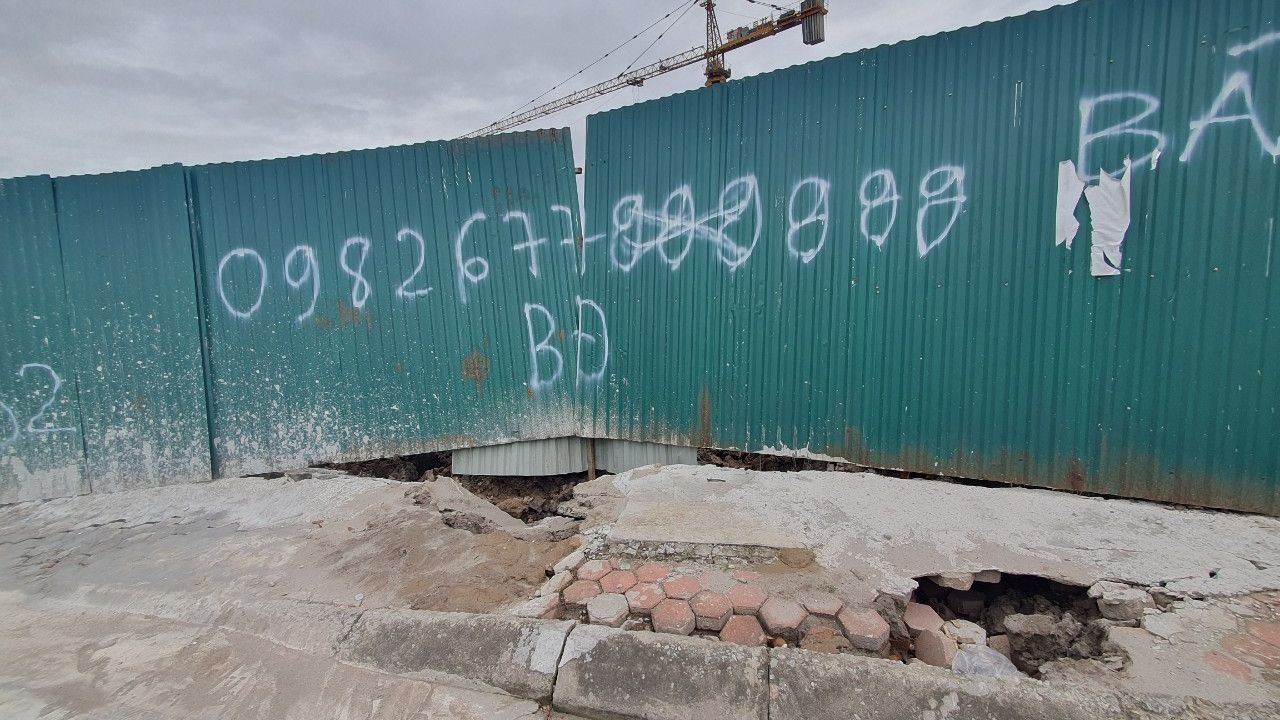 Theo đó, để đảm bảo an toàn giao thông trên tuyến và khắc phục sự cố trên tuyến, các bên thống nhất, đề nghị chủ đầu tư chỉ đạo đơn vị thi công chú ý công tác vệ sinh môi trường, an toàn giao thông trong quá trình vận chuyển vật liệu và máy móc trên tuyến đường Cổ Linh.