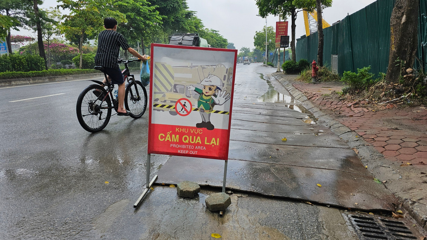 Biển báo "hố sâu nguy hiểm", "khu vực cấm qua lại" được đặt tại vị trí hư hỏng, sụt lún trên tuyến đường Cổ Linh.