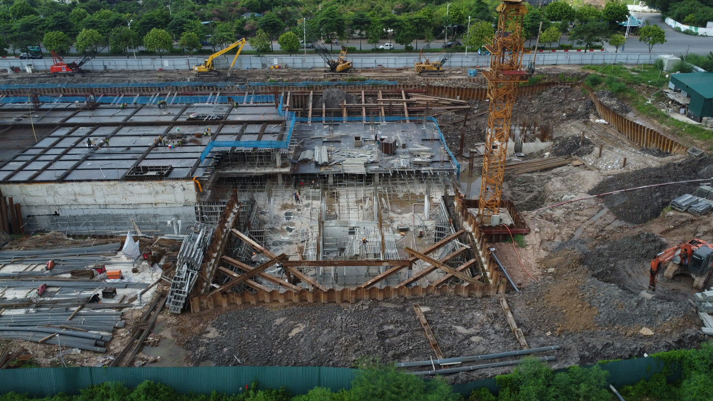 Như Tiền Phong thông tin, trong quá trình thi công tầng hầm của dự án chung cư tại ô đất ký hiệu CT2 thuộc Dự án xây dựng HTKT khu đất để đấu giá quyền sử dụng đất tại phường Long Biên đã gây sạt lở, lún nứt vỉa hè, gây nứt gãy mặt đường.