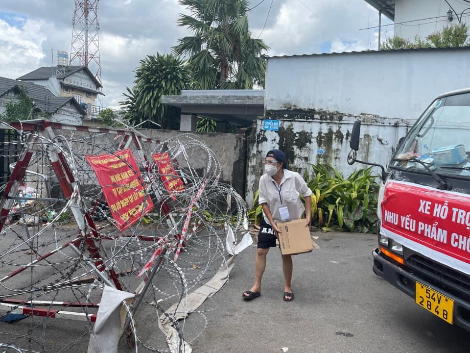 Tiếp tế đồ qua hàng rào thép gai ở khu phong tỏa Thủ Đức