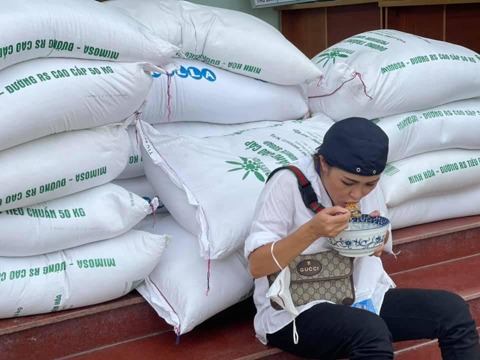 Bữa ăn vội của chị Chanh