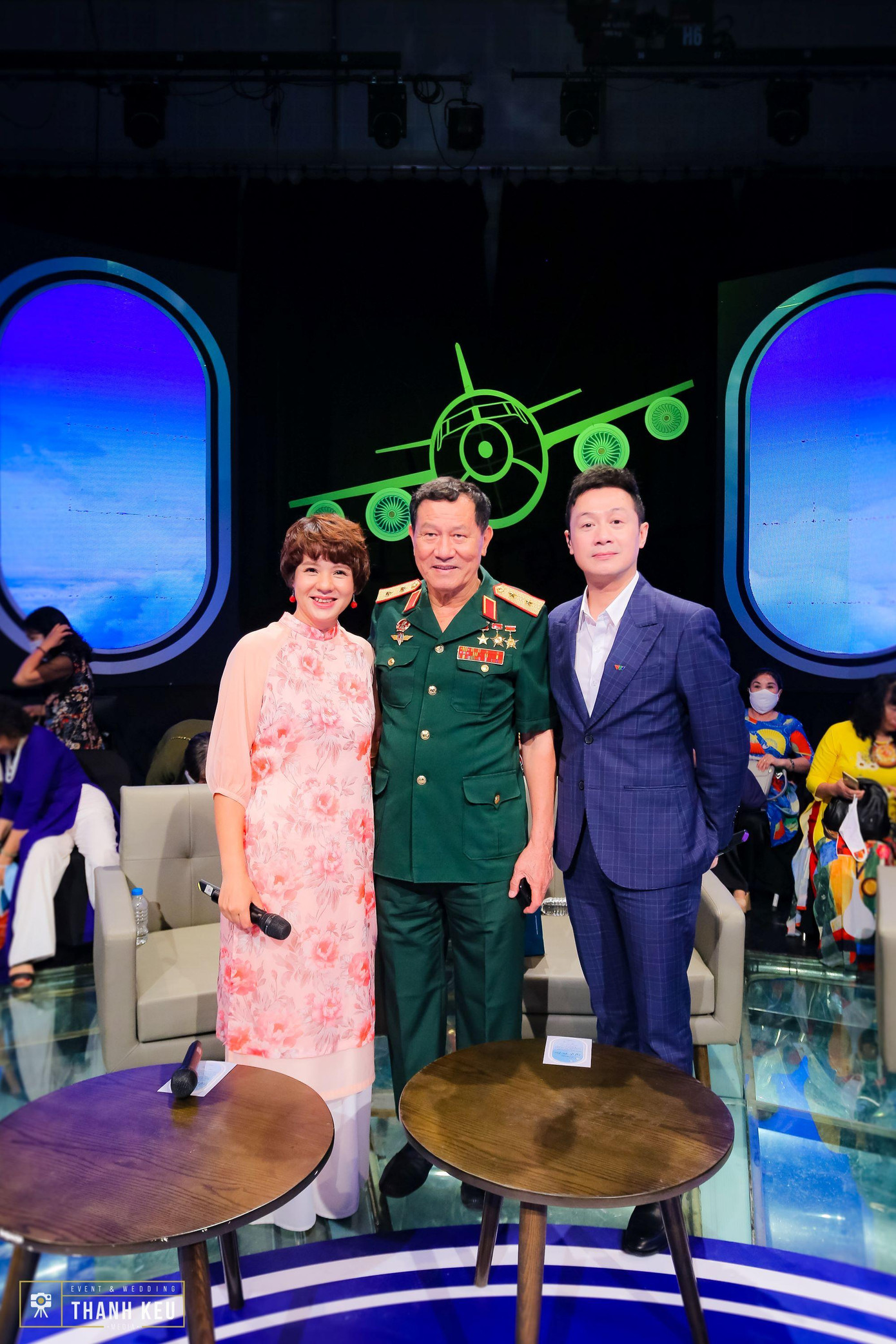 Hai MC của QTX và Trung tướng Phạm Tuân Hai MC của QTX và Trung tướng Phạm Tuân