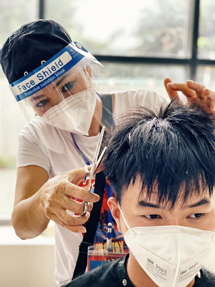 Phương Thanh cắt tóc trong khu điều trị COVID-19