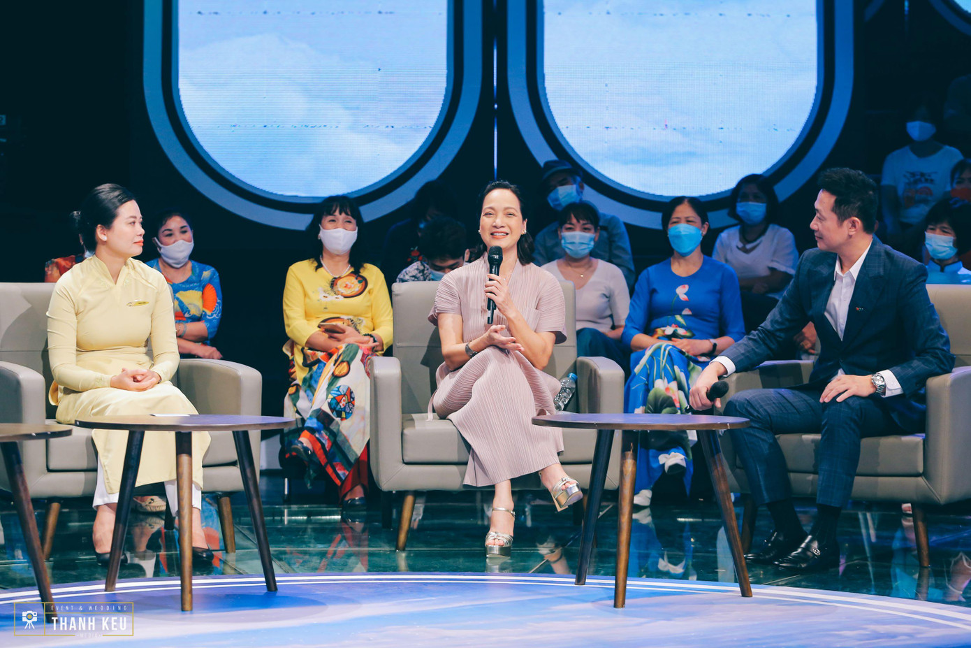 Ngồi cạnh Lê Khanh là tiếp viên trưởng Phạm Minh Hiền.