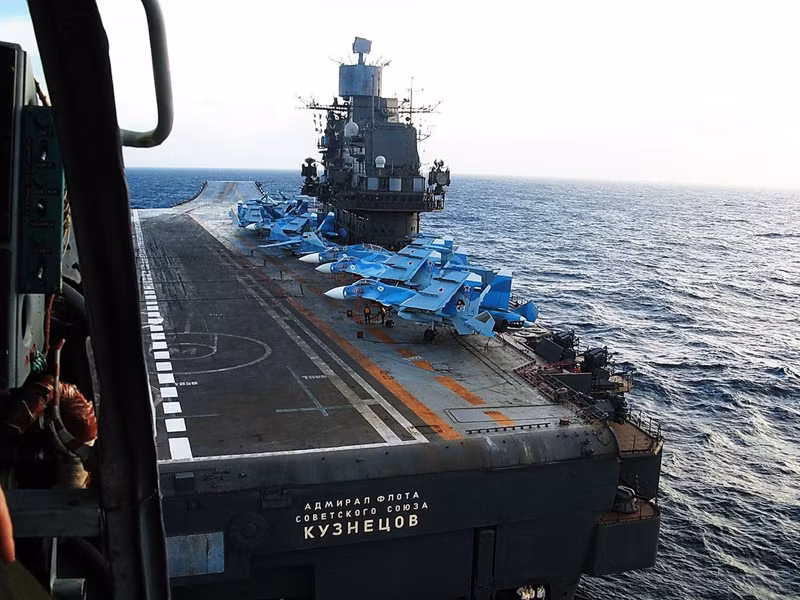 Tàu sân bay duy nhất của Hải quân Nga mang tên Đô đốc Kuznesov, chứa các chiến đấu cơ Su -33